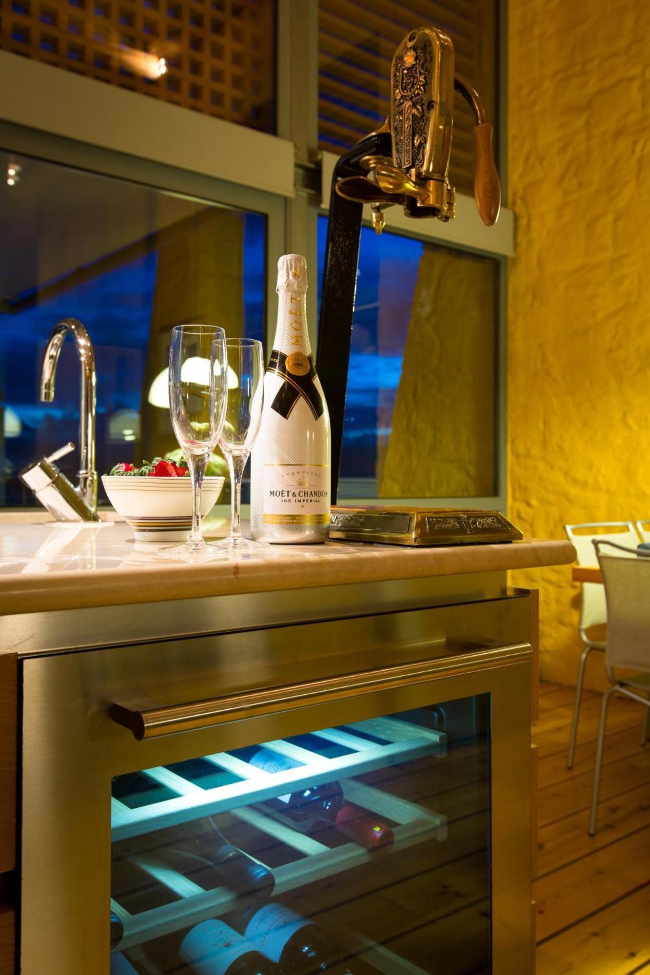 Beachfront Ravdoucha Epavlis Eleni Villa - Pool, Hot Tub, Gym, Sauna, Private Parking, Wifi Chania  Buitenkant foto