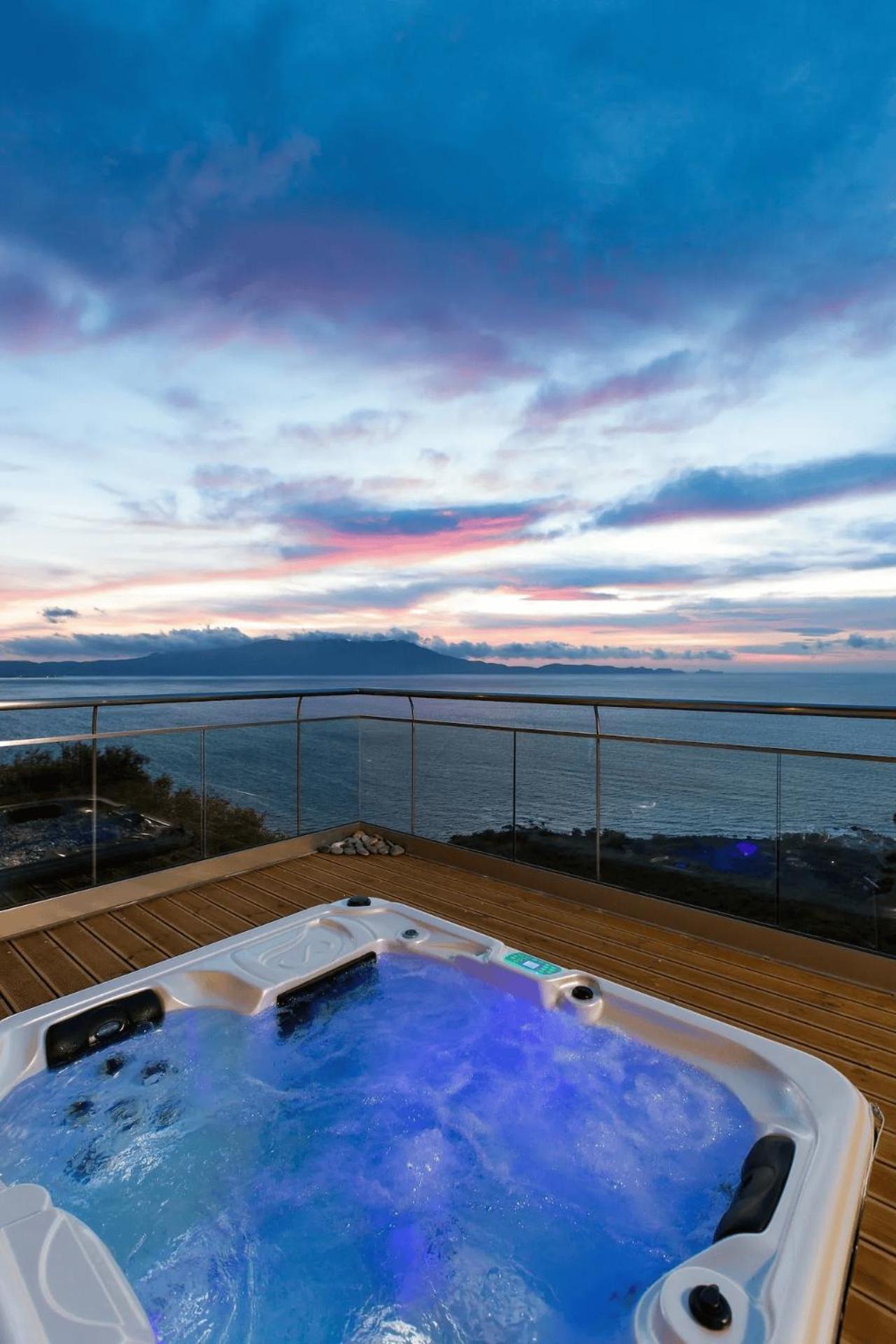 Beachfront Ravdoucha Epavlis Eleni Villa - Pool, Hot Tub, Gym, Sauna, Private Parking, Wifi Chania  Buitenkant foto